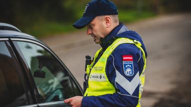 Attēls rakstam: Ādažos policija aptur aizdomīgu kompāniju – vīrieši nāk klajā ar pavisam absurdu attaisnojumu