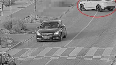 Attēls rakstam: Ādažos stacionārā videonovērošanas kamera fiksējusi pārgalvīgu autobraucēju, kas pārkāpis vairākus noteikumus