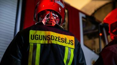Attēls rakstam: "Aizveriet logus!" – Rumbulā operatīvie dienesti cīnās ar sadūmojumu