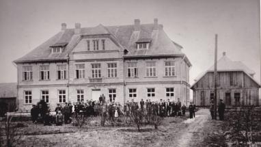 Attēls rakstam: Allažu pamatskolai – 100; skolas celtniecības stāsts