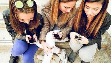 Attēls rakstam: "Beidzot!" vai "Kas būs tālāk?" Telefona aizliegums jau uzkurina kaislības