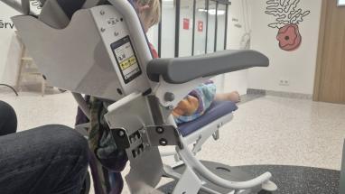 Attēls rakstam: Bērna ārstēšana BKUS rada neizpratni: vai mazam pacientam drīkst liegt abu vecāku klātbūtni?