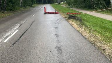 Attēls rakstam: Brīdina par nopietnu apdraudējumu Vangažos: uz brauktuves nokritis elektrības vads