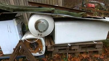 Attēls rakstam: Carnikavā viens pats starp metāllūžņiem dzīvo suns