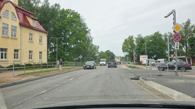 Attēls rakstam: “Cik tur vajag līdz nelaimei?” Ķekavā satraukums par slēgto gājēju pāreju pie baznīcas