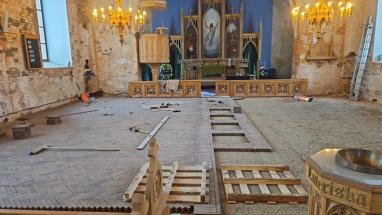 Attēls rakstam: Foto: Izaicinošā aukstumā pabeidz vēl vienu Ropažu baznīcas atjaunošanas posmu