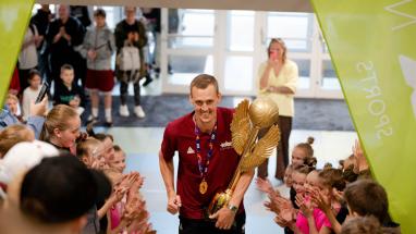 Attēls rakstam: FOTO: Ķekavieši ar īpašu sagaidīšanu godina pasaules čempionu Nauri Miezi