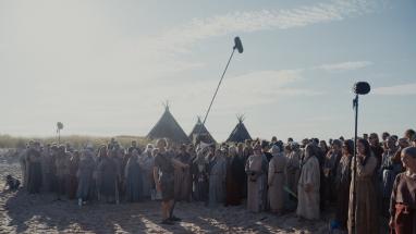 Attēls rakstam: FOTO. Latvijas koru balsis skanēs 3000 gadus senā pagātnē: Carnikavā noslēgsies vērienīgas filmas uzņemšana