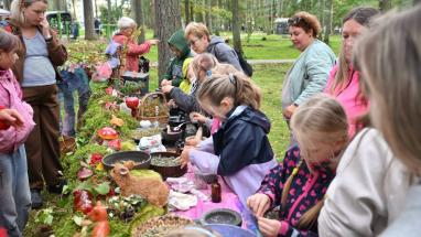 Attēls rakstam: FOTO: Purva ogai par godu – Olainē nosvinēts Dzērveņu festivāls
