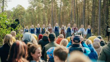 Attēls rakstam: Foto: Saulkrastu Meža parkā ieskandina pavasara saulgriežus