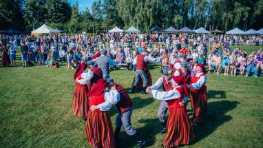Attēls rakstam: FOTO: Zvejniekciemā aizvadīti krāšņi Ostas svētki ar koncertu, zivīm un dažādiem brīnumiem