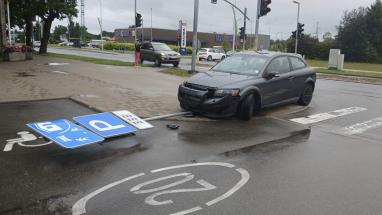 Attēls rakstam: "Kā viņi dabūja auto uz ietves?" Sociālajos tīklos uzvirmo asas diskusijas pēc avārijas Mārupē