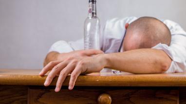 Attēls rakstam: "Kamēr Latvija dzer, politiķi pūderē zilumu” – Apinis skarbi par Latvijas cīņu ar alkoholismu