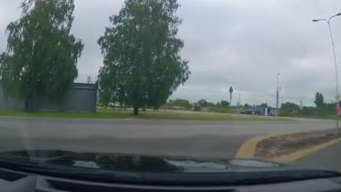 Attēls rakstam: “Laika jautājums līdz kādam negadījumam!” Carnikavā iedzīvotāji satraucas par nepārredzamu krustojumu