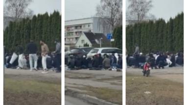 Attēls rakstam: Musulmaņu masveida lūgšanas uz ietves rada rezonansi. Ratnieks vēršas drošības dienestā