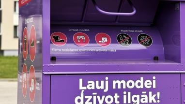 Attēls rakstam: Olaines iedzīvotāji apjukuši - sakrāmējuši bērnu drēbes, kas kļuvušas par mazu, bet sarkano tekstila konteineru pilsētā vairs nav