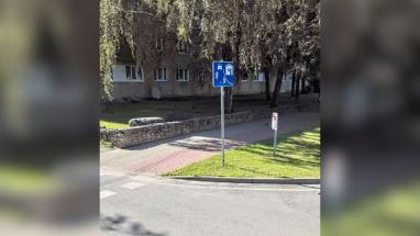 Attēls rakstam: "Pilnībā izvilcis no biksēm..." Salaspiliete ceļ trauksmi par notiekošo pie pamatskolas