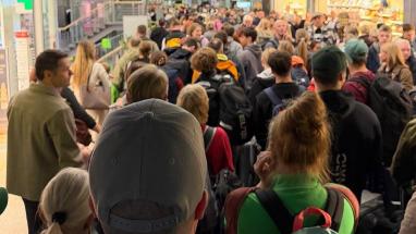 Attēls rakstam: Sastrēgums Rīgas lidostā novērsts: pilnā apmērā atjaunotas reģistrētās bagāžas pārbaudes