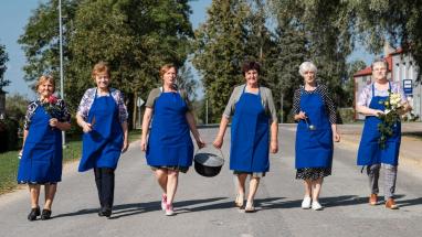 Attēls rakstam: Sešas dāmas, kuras vieno dejas, zupa un sirds siltums