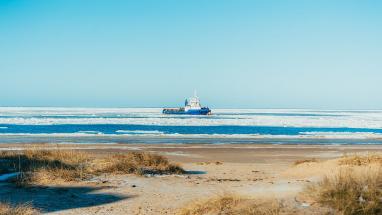 Attēls rakstam: Skultes ostas akvatorijā uz sēkļa uzstumts loču kuģis (papildināta)