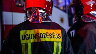 Attēls rakstam: Smaga nakts Jūrmalā – liesmas izceļas koka ēkā, cietuši arī cilvēki
