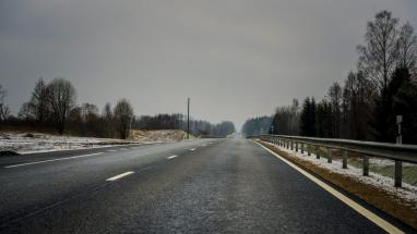 Attēls rakstam: Šorīt daudzviet, tostarp Pierīgā, apledo šoseju posmi. Apgrūtināta braukšana arī pa grants ceļiem