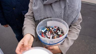 Attēls rakstam: Tava atvilktne var būt bīstamāka, nekā šķiet. Ko patiesībā nozīmē nepareizi izmestas baterijas