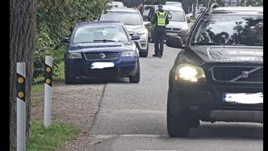 Attēls rakstam: “Vai tiešām 20 metrus grūti paiet?” Ādažos strīds par vecāku sodīšanu pie bērnudārza “Riekstiņš”