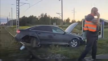 Attēls rakstam: VIDEO: Avārija Olainē - spēkrats pēc sadursmes paliek uz dzelzceļa sliedēm
