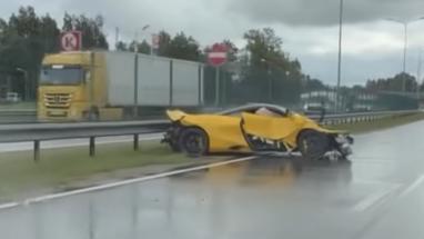 Attēls rakstam: VIDEO: Miljonu vērts skats Ulmaņa gatvē, avarējis luksusa spēkrats "McLaren"