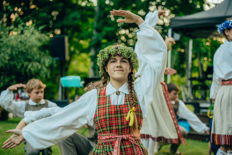 FOTO: Ziedu paklājs, uguns rituāls un zaļumballe: kā pie Sējas dižozola svin saulgriežus