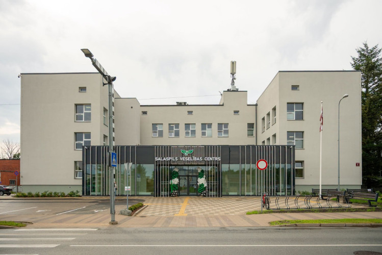 FOTO. "Mērķis ir nodrošināt cieņpilnu attieksmi pret ikvienu." Svinīgi atklāta Salaspils Veselības centra piebūve