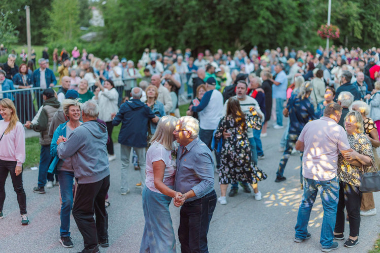FOTO: Skaista balle un priecīgi cilvēki! Ķemeros nosvinēta Annas diena