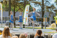 FOTO: Samuraji, balerīnas un eksotiski dzīvnieki – Kauguros sācies ceļojums apkārt pasaulei