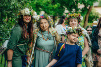 FOTO: Ziedu paklājs, uguns rituāls un zaļumballe: kā pie Sējas dižozola svin saulgriežus