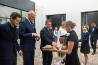 FOTO: Četras pirmās klases un arvien vairāk skolēnu – Berģu skolā atklāj jaunas telpas