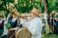 FOTO: Ziedu paklājs, uguns rituāls un zaļumballe: kā pie Sējas dižozola svin saulgriežus