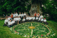 FOTO: Ziedu paklājs, uguns rituāls un zaļumballe: kā pie Sējas dižozola svin saulgriežus
