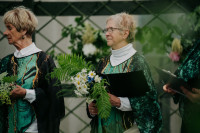 FOTO: Ar dziesmām, dejām un gardumiem Ādažos ielīgo vasaras saulgriežus