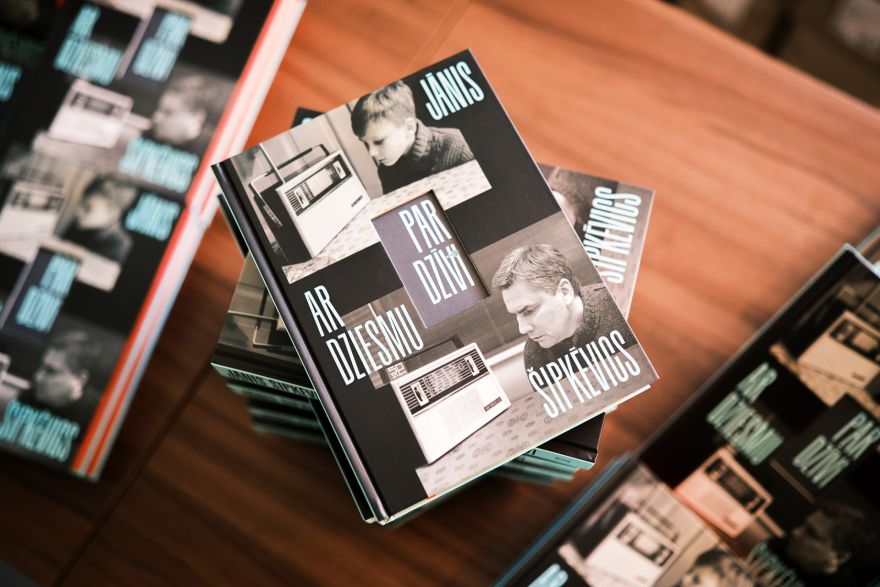 16.IV Tikšanās ar radio personību Jāni Šipkēvicu un grāmatas "Ar dziesmu par dzīvi" prezentācija Ķekavā