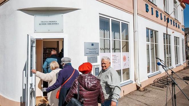 Attēls rakstam: 16.IX Tikšanās ar dzejnieku Krišjāni Zeļģi Ķemeros un atdzejotāju Ievu Lapiņu Bulduros