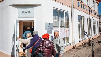 Attēls rakstam: 16.IX Tikšanās ar dzejnieku Krišjāni Zeļģi Ķemeros un atdzejotāju Ievu Lapiņu Bulduros