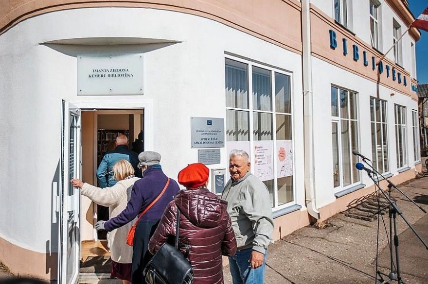 16.IX Tikšanās ar dzejnieku Krišjāni Zeļģi Ķemeros un atdzejotāju Ievu Lapiņu Bulduros