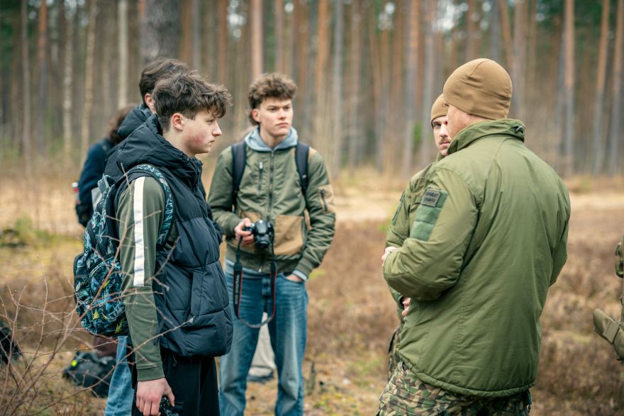 19 dienas poligonā: Ko 100 Latvijas jauniešu darīs Mārupes mežos?
