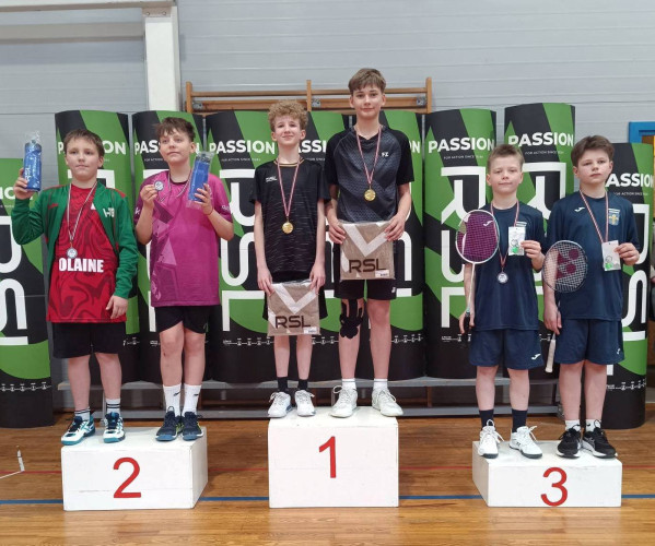 Foto: Siguldiešiem bagāta godalgu raža Latvijas čempionātā badmintonā jauniešiem