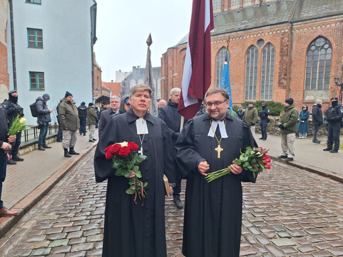 FOTO: Leģionāru piemiņas gājienā Rīgā devušies vairāki simti cilvēku