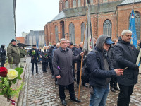 FOTO: Leģionāru piemiņas gājienā Rīgā devušies vairāki simti cilvēku