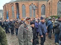 FOTO: Leģionāru piemiņas gājienā Rīgā devušies vairāki simti cilvēku