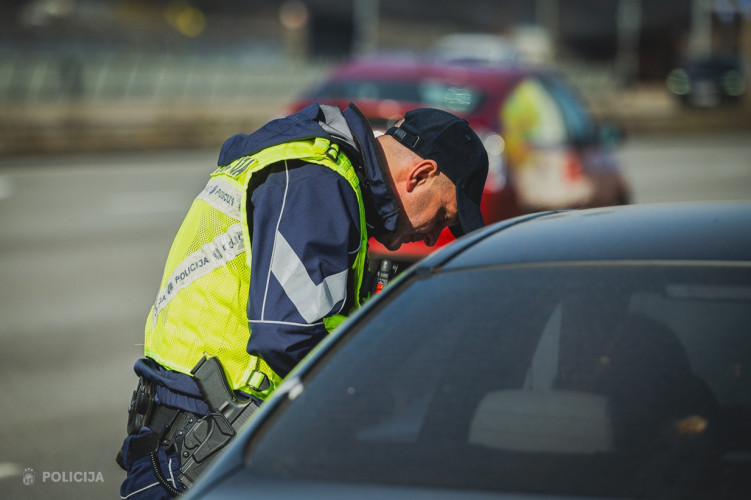 Foto: Rīgas ielās ar 109 km stundā. Dienas laikā policija fiksē 1792 ātrumpārkāpumus