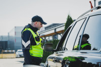 Foto: Rīgas ielās ar 109 km stundā. Dienas laikā policija fiksē 1792 ātrumpārkāpumus